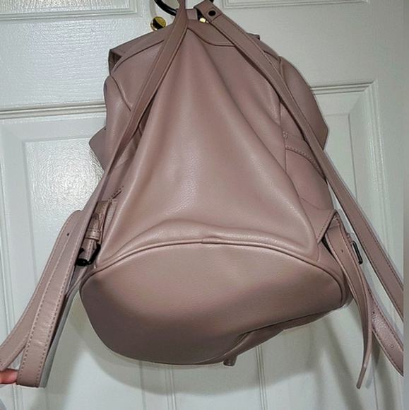 Elizabeth & James Tan Beige Slouchy Bucket Vegan Leather Drawstring Backpack EUC main image 6